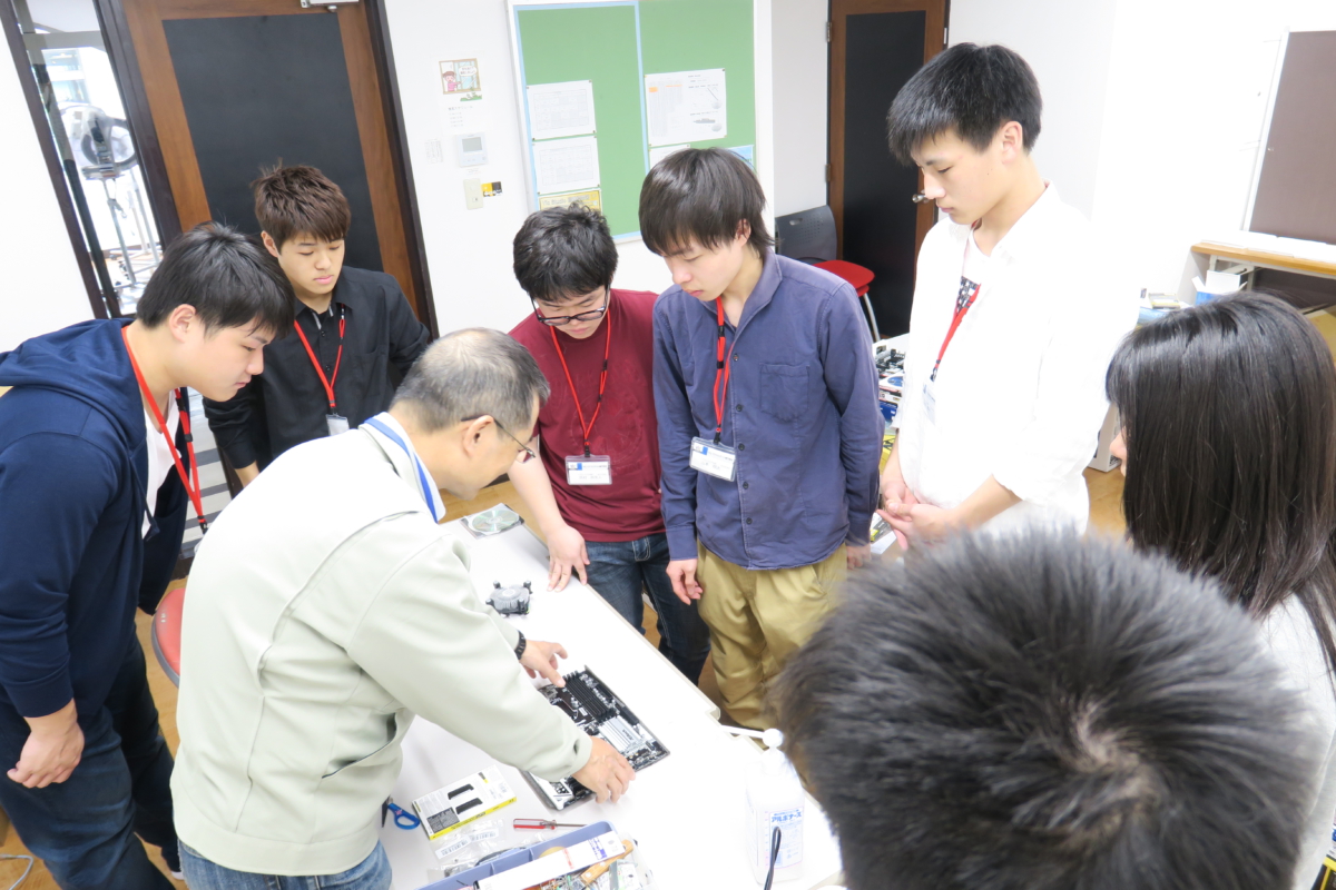 IT学科 PC組み立て作業の様子(1日目)