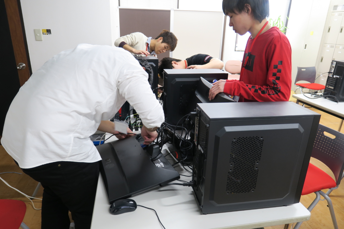 IT学科 PC組み立て作業の様子(2日目)
