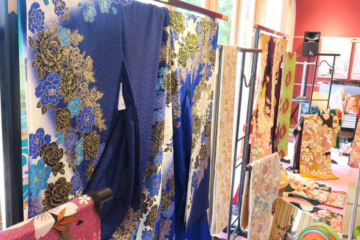 近江屋 振袖・卒業袴の展示会が行われています♪