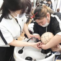 1年生はじめてのシャンプー実習授業★