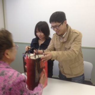 【会計ビジネス】4/28（火）留学生応援パック贈呈式が行われました！