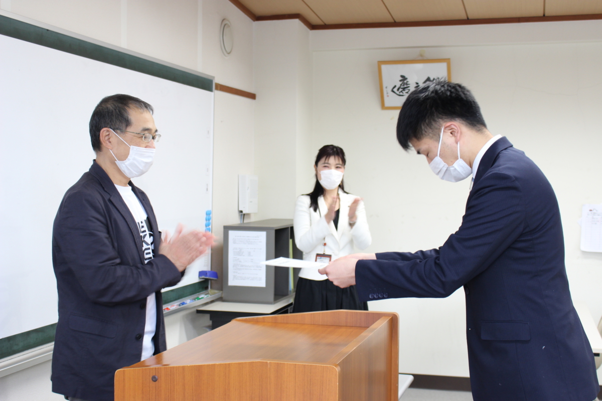 山口県の専門学校で唯一の合格者！令和2年10月「応用情報技術者試験」の表彰式を行いました！
