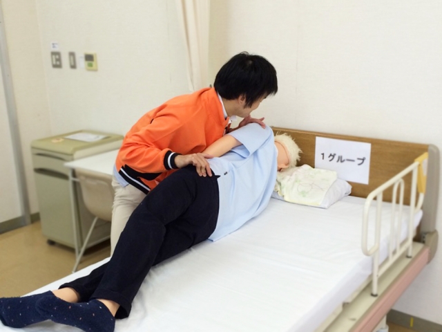介護福祉学科・自主介護実技練習！