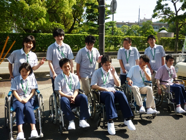 介護福祉学科1年生　車いす！