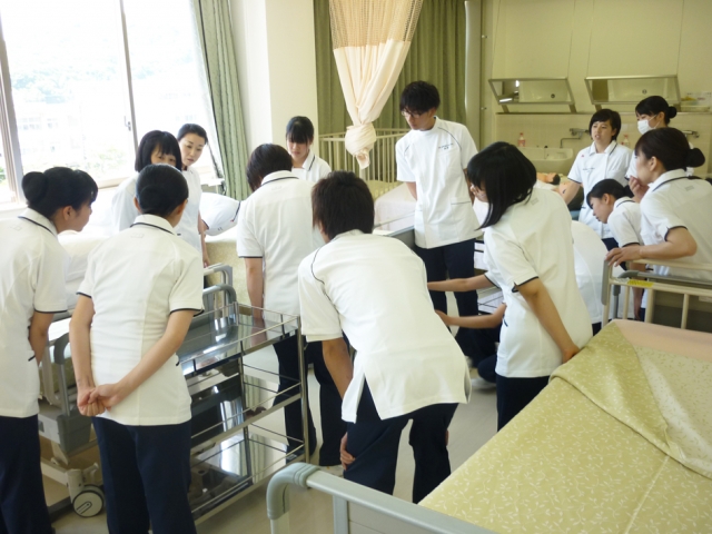 看護学科　ベッドメイキング！