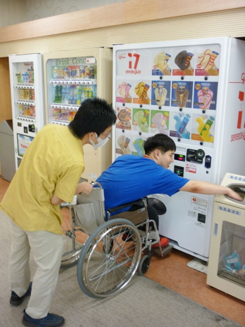 介護福祉学科2年生　「校外授業：イオンタウン防府店車椅子体験」