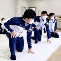 【介護福祉学科】生活支援技術「床からの立ち上がりの介護」！