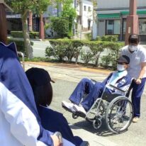 介護福祉学科１年生　車椅子の操作方法を学びました！