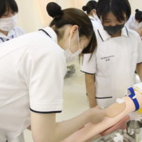 【看護学科】注射の技術を練習！