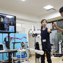 ★♪　サイボーグ型ロボットの体験学習　★♪